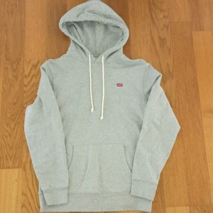 Levi’s hoodie  - Gråmelerad levi’s-hoodie. Mycket lite använd, i princip nyskick. Inköpt december på Carlings. 