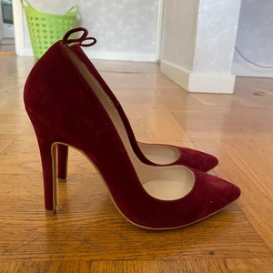 Röda klackskor  - Något slitna därav priset