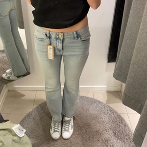 Jeans - Säljer lågmidjade jeans från Lindex barn. St 164 men passar mig som har xs/34.
