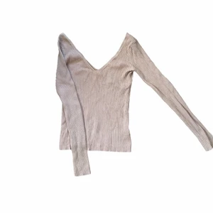 Tröja - Fin V-ringad tröja från h&m! Kan mötas upp i Umeå eller frakta! 🤍