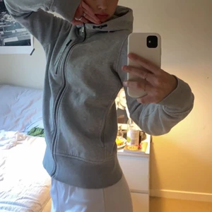 sail racing zipup - säljer min gråa sail racing zipup i fint skick🤍 knappt använd och st xs men passar s oxkså. ‼️minst 10 kr mellan varje bud ‼️ ENDAST seriösa bud‼️ köp direkt för 350 + frakt