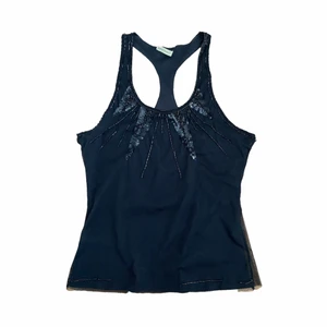 Svart fest topp/linne med strass!!! - Superfin men det finns lösa trådar och har försvunnit lite strass längst nere på toppen, därav priset. Storlek S skulle jag säga. Perfekt till fest!