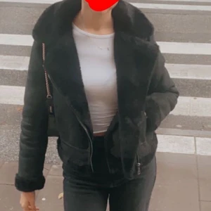 Jacka päls - Köpt på Pull&Bear. Har användt fåtal gånger. 