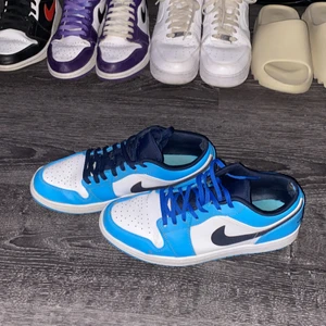 Jordan 1 low unc blue  - Använda men i helt okej skick