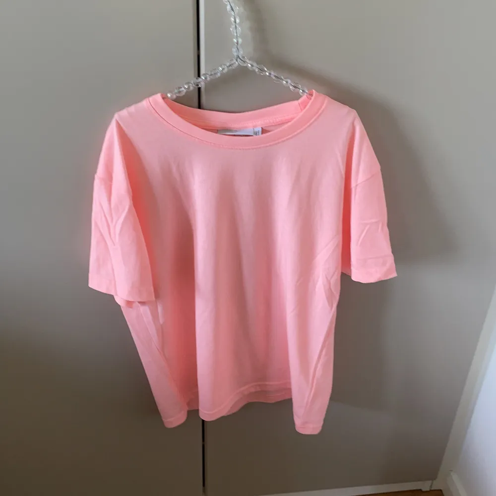 En aprikos rosa T-shirt från weekday💖köpt för 100 tror jag💖knappast andvänd💖. T-shirts.