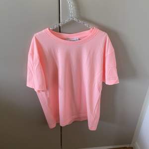 En aprikos rosa T-shirt från weekday💖köpt för 100 tror jag💖knappast andvänd💖