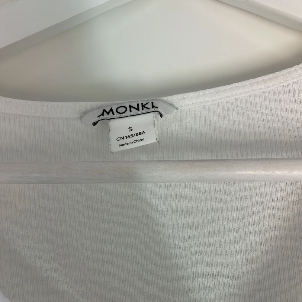 En superfin topp med långa ärmar och knytning i mitten så du kan avgöra hur lång eller kort tröjan ska vara. Storlek S. . Toppar.