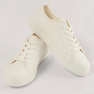 Sommarsneakers - Oanvända, vita tygskor från NAKD. Supersöta tygskor. Köpta för 500kr. Säljer då de tyvärr aldrig kommit till använding för att jag har andra liknande. De är storlek 38 men passar även 37 och/eller 39 beroende på. Kan tänka mig förhandla priset💕💞
