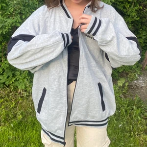 Adidas College jacka  - Adidas, originalpris 698kr. Snygg och trendig collagemodell jacka. I nyskick. 299kr. Unisex. 