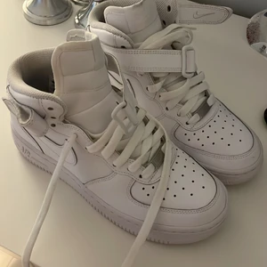 Nike Air force  - Jätte fina och rena Air force, har aldrig använt dom utan dom är helt nya dock finns ingen låda eller kvitto då dom köptes från 1 år sedan. Köpte dom för 1500 men säljer för 1300 då dom aldrig är använda. Frakten tillkommer vid köp!