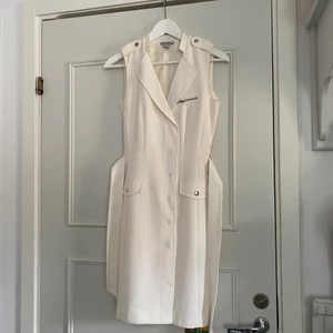 Klänning  - Fin rätt så enkel klänning, använd ca 3 gånger. Säljer för rensning i garderob.