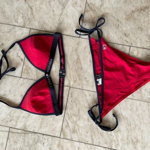 Tommy Hilfiger bikini i röd - Helt ny och oanvänd bikini. Fick i födelsedagspresent förra året, men bikinin var för stor och sedan dess har den legat oanvänd. Nypris är runt 800kr, lägg eget bud vid intresse. 