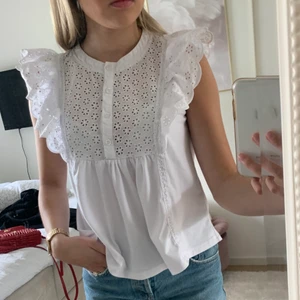 Söt topp - Så himla fin vit topp. Älskar denna dock bara använd en gång då jag beställde två av misstag.. är helt i nytt skick och säljer endast då ja köpt en för mke❤️