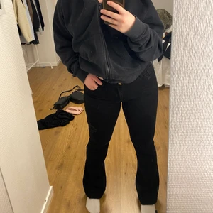 Lågmidjade svarta jeans  - Lågmidjade svarta jeans som är i nyskick, beställde hem dessa för bara någon vecka sedan men insåg att det inte är min stil. Så nu säljs de! De har endast använts en gång så de är som nya! Jag är 1.60 lång, hör gärna av dig om du har fler frågor💕