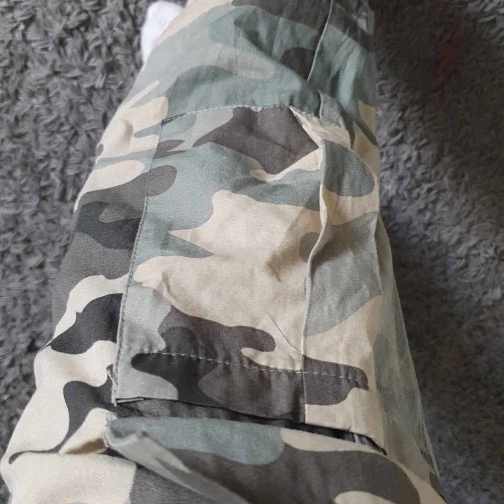  Ett par skit snygga militär byxor som jag har tyvärr växt ifrån💓💓. Dom är highwaisted och skit bra längd för mig som är 157,5cm😍. Jeans & Byxor.
