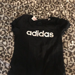 Adidas T-shirt - Svart adidas t-shirt stl 170