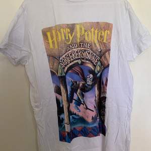 En oanvänd Harry Potter T-shirt med tryck fram och bak. Strl  L