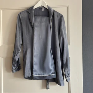 Silkespyjamas Intimissimi - Jättefin pyjamas i silke från Intimissimi. Otroligt fin färg men kommer tyvärr inte till användning, skjortan är använd en gång och byxorna är aldrig använda med lappen kvar. Så fin till vardags med klackar också eller var för sig 🤍 nypris 1700kr.