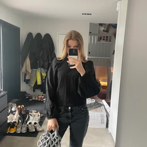 Svart Tröja  - En tröja med bomulls puff ärmar🌸. Använt en gång. 