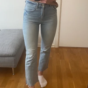 Utsvängda croppade jeans - Jättesköna jeans som är perfekta till sommaren!