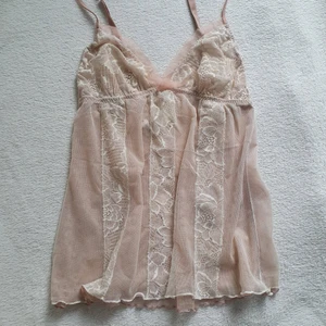 Rosa topp från SimplyVera - En lingerie topp från vera wang i storlek M. Jag köpte den second hand men jag har inte haft någon större  användning av den så därför väljer jag att sälja💕 köpare står för frakt   Uppdatering! Den är nu på fast pris för 120kr då vinnande bud ångrade sig💕