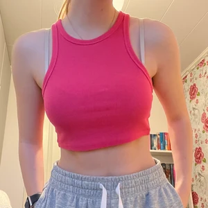 Zara rosa linne - Ett jättefint linne från Zara som jag köpte förra året. Linnet är i bra skick, som ny. Den är väldigt bekväm! Säljer pga den är lite för stor på mig, jag föredrar lite tajtare linnen. Storleken är M och jag brukar ha på mig XS/S i linnen och toppar💕