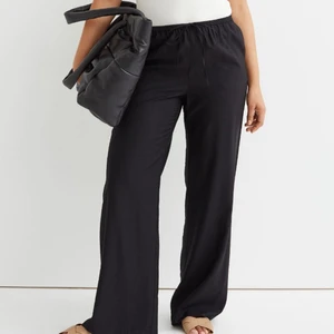 Byxa från HM - Säljer dessa byxor från hm i storlek s. Nya och prislappen är kvar 