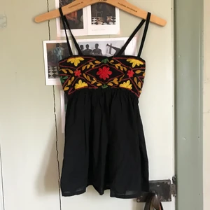 linne!  - gulligt linne med fina broderier vid bröstet. stretch bak så går att använda utan banden om man vill:) Strl S, bra skick