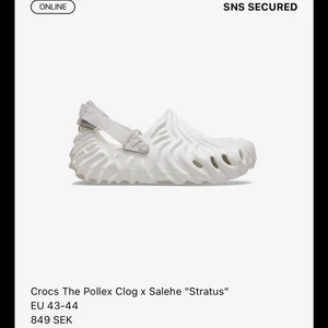 Crocs The Pollex Clog x Salehe ”Stratus” - Säljer mina helt nya tofflor som jag vunnit i storlek 43-44. Original box följer med. Tofflorna går för runt 2500kr men säljer dem billigare. Mvh/ Alex