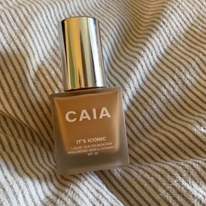 Caia foundation  - Säljer en helt oanvänd foundation i färgen 2N från caia cosmetics då de va fel färg för mig!🥰