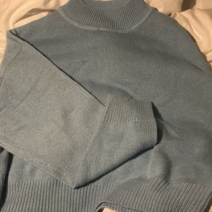Tröja  - En super fin och skön stickad tröja från hm som tyvär inte andvänds ❤️ skynda och fynda ❤️ köpte den för 299kr men Sälje för 120+35krfrakt💋💘 riktigt skön och bra kvalitet ❤️ från Hm ❤️ förlåt för dålig bild men har ingen bra lampa just nu 💘💋