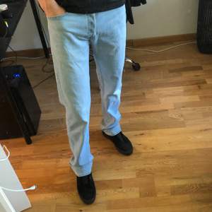 Levi’s Jeans 501:or 33/34, sitter väldigt bra och passar bra i midjan. Jeansen är lite längre än vanligt men blir inga problem om man bär ett bälte med dom! :)