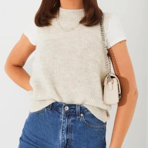 Vero moda - Stickad väst från vero moda. Som på bilden fast blå, aldrig använd endast testad. Superskön och behagligt material 💙💙 ink frakt