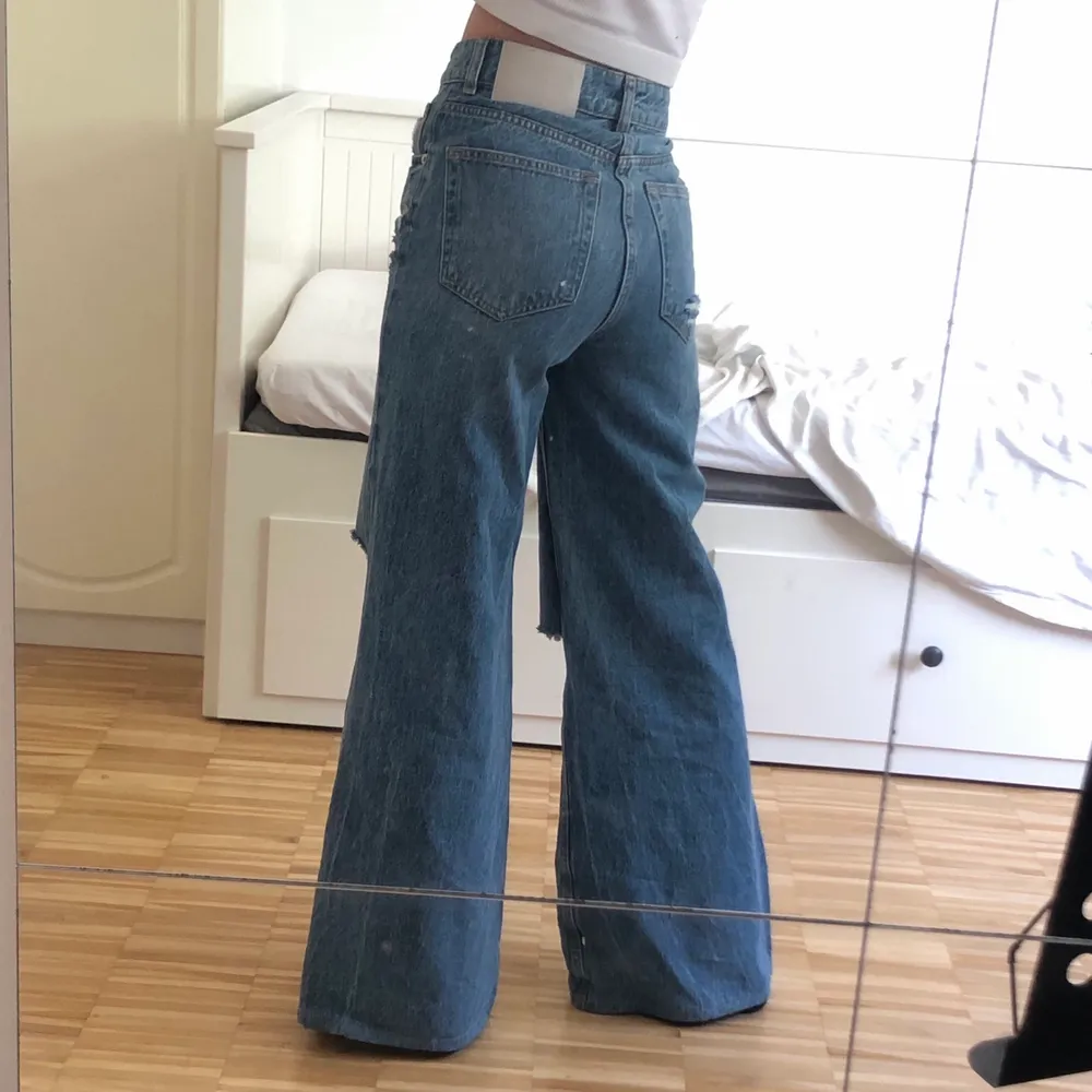 Vida blå jeans från Pull&Bear med ”ripped” detaljer. Skriv om du har frågor eller vill ha fler bilder! Köparen står för frakt. Kan även mötas i Stockholm:). Jeans & Byxor.