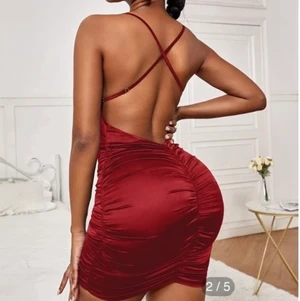 Shein - Oanvänd klänning från shein, lite rödare i verkligheten. Säljer pågrund av att den var liten på mig. Skriv för tydligare bilder!