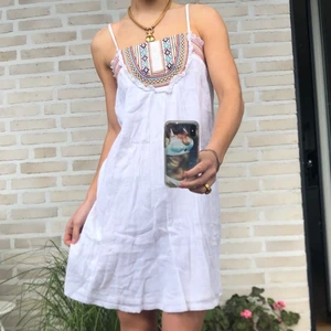 Klänning - Så söt sommarklänning från ICHI💋 storlek L men funkar även på mig som är XS. Fraktar eller möts i Fridhemsplan:)