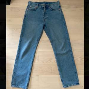 Weekday Space Seven blue jeans. 30x34. Nypris 600kr. Använda 2 gånger. Säljer på grund av att dem inte passar mig. Säljer för 250 kr.