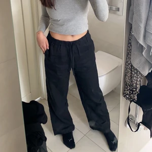 Linnebyxor arket  - Använda 1 gång, bra skick, nypris 600kr. är 166cm. köparen står för frakt!