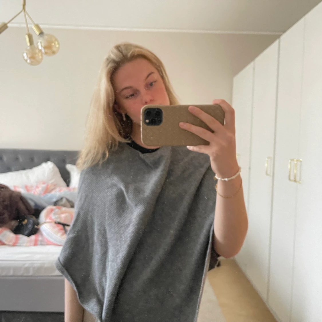 Grå poncho med guld - 90