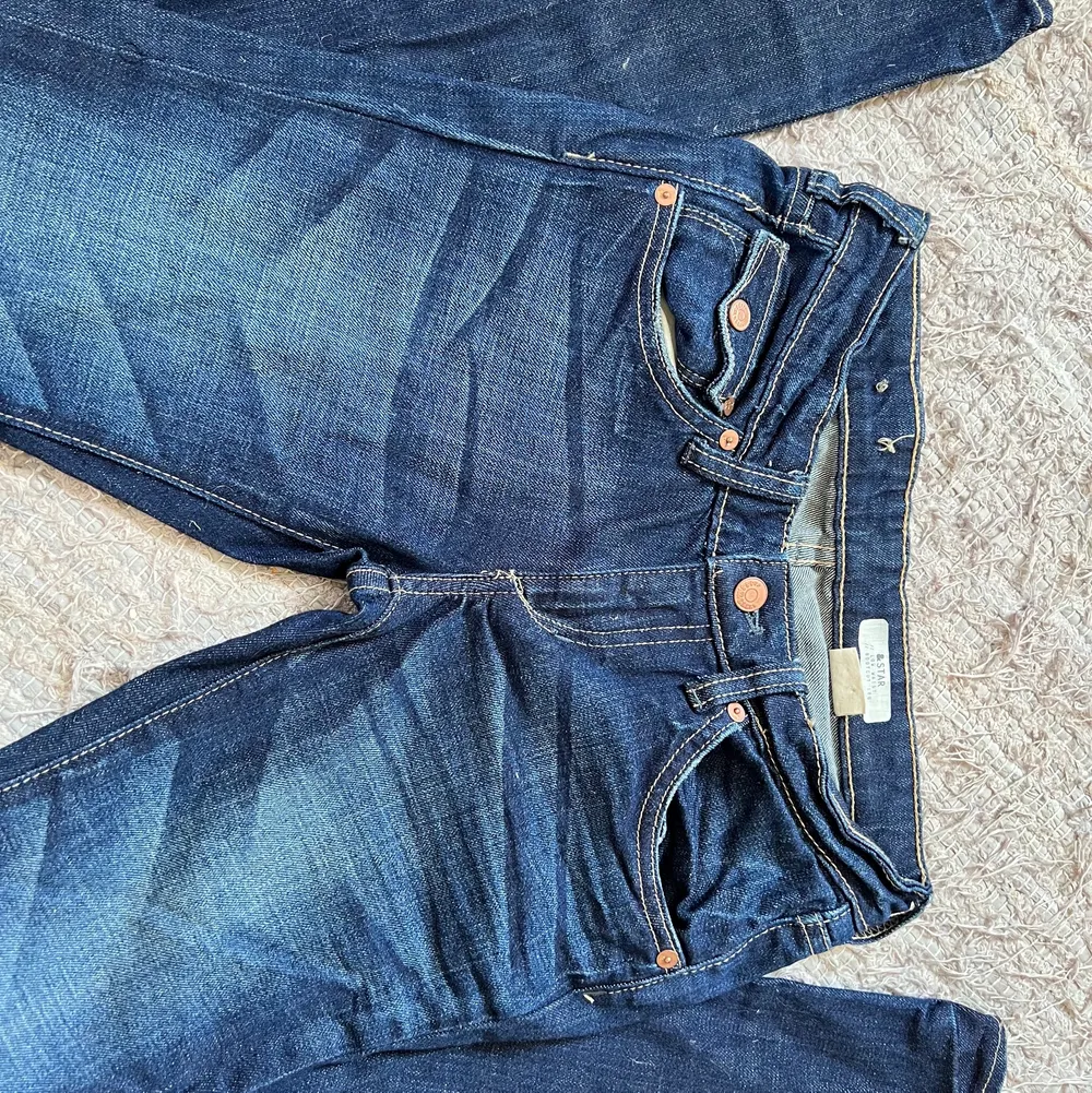❤️💋💘Dessa par byxor är ett par skitsnygga Liw waist bootcut jeans som jag nu säljer pogrund av att storleken helt enkelt inte passar på mig, det är en snygg tvätt på dom med en mörk blå färg och coola fickor❤️💋❤️. Jeans & Byxor.