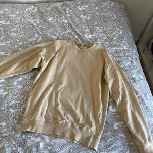 Säljer denna beiga tröjan med ett coolt tryck på baksidan💛 Passar mig som har storlek 34-36