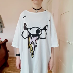 Harajuku designer oversize tee dress - Köptes i Tokyo sommaren 2010. Knappt använd och tvättad endast en gång. Mycket snyggt fall och oversized effekt som går att styla med lager. Superb kvalla på trycket med glitter effekter. 🐻
