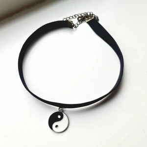 Yin yang choker necklace  - Super gulligt halsband med fint Velvet band och fin oplastig känsla på själva yin yang hänget. Justerbar kedja som fått en del erision under åren med håller bra. 