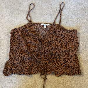Leopard linne som går att ändra urringningen med snöre, aldrig använt 