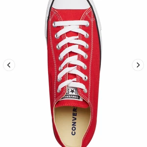 Converse - Säljer röda låga converse i nyskick❤️ skriv för egna bilder