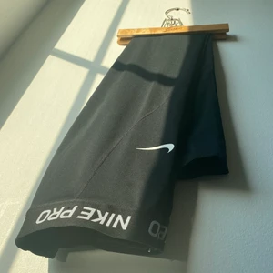 Ett par träningsthighs från Nike - Ett par svarta träningsthights från Nike Pro i barnstorlek XL (motsvarar XS). De är vi väldigt bra skick. Skriv gärna för fler bilder <3