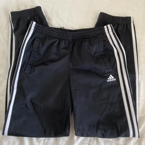 Svarta Adidasbyxor  - Svarta Adidasbyxor i jättebra skick som säljs då de inte används.