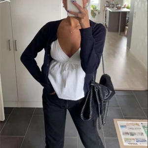 Sååå gulligt linne!❤️ - Jättegulligt linne ifrån Brandy Melville!❤️ linnet är aldrig använt och har lappen kvar! Säljer då det inte kommer till användning. Nypris: 264kr❤️ TVÅ FÖRSTA BILDERNA ÄR LÅNADE!❤️