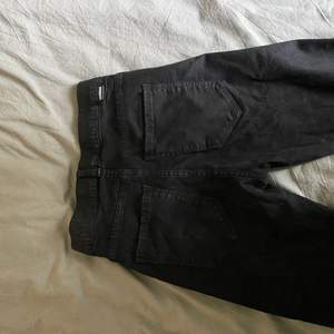 Svarta jeans från dr demin. Något korta på mig som är 171. Är i fint skick.