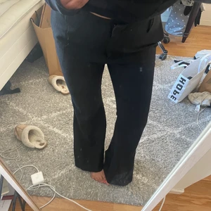 Lågmidjade kostymbyxor  - Lågmidjade kostymbyxor från weekday. Utsvängda och så snygga över rumpan